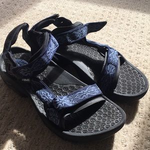 Size 9 TeVa strap sandals! Comfortable and sturdy